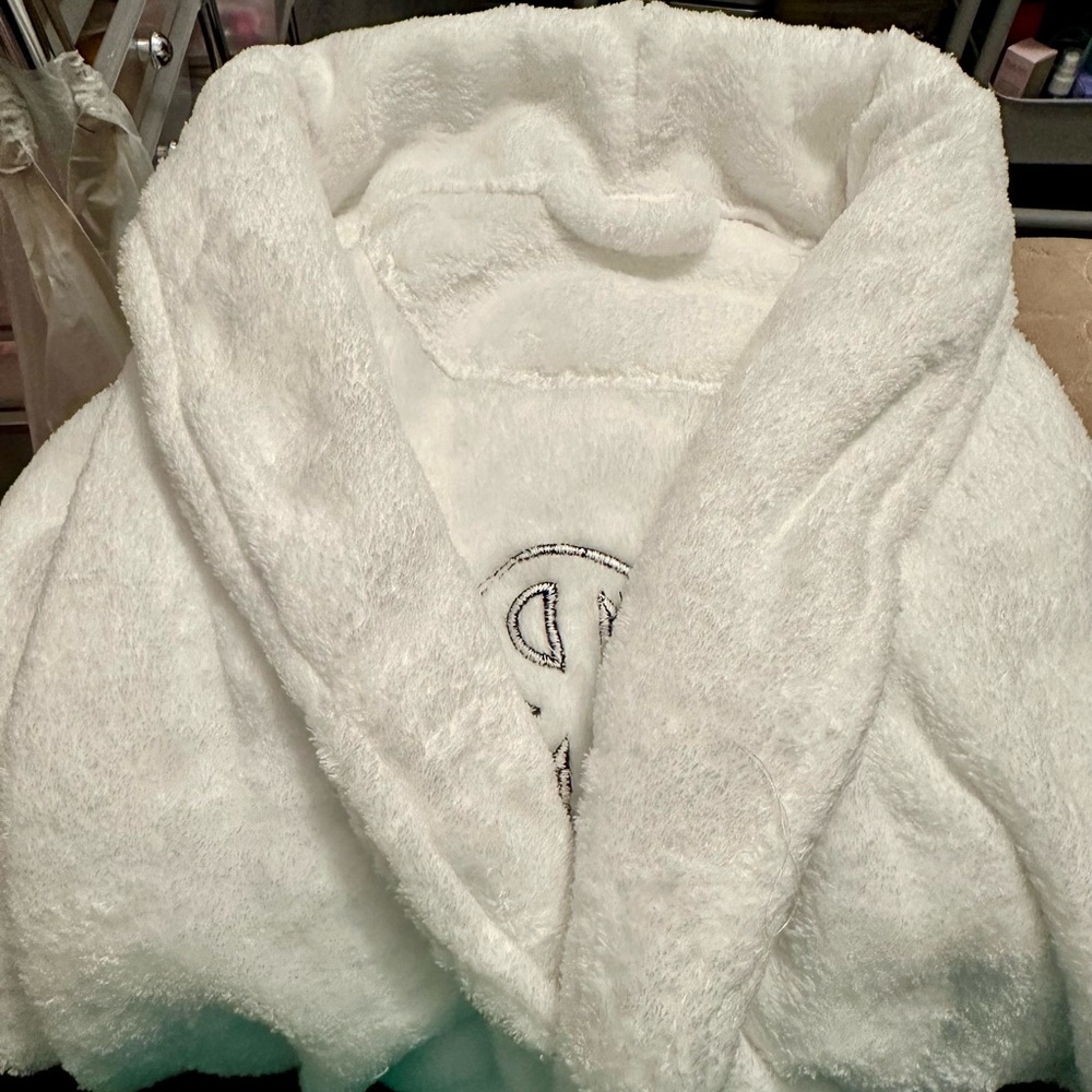 Cocus Pocus BRRRR IT'S COLD IN HERE BATHROBE NEW - Picture 2 of 11